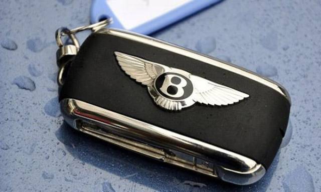 宾利的车钥匙可以说是最特殊的,logo就占了一大面,霸气的设计可以看出