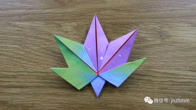 今天我们分享一款非常漂亮的枫叶折纸,折叠步骤非常简单!