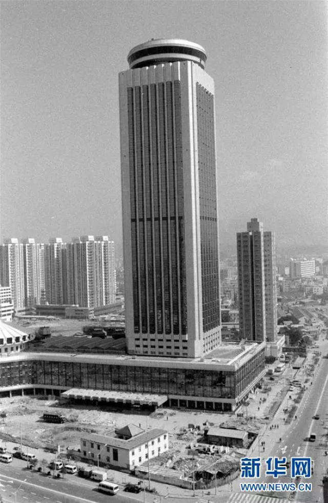 这是1985年底竣工的深圳国贸大厦(资料照片).新华社记者 段文华 摄
