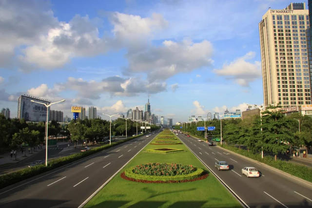 现在的深南大道 已经成为著名的城市观光大道 高楼林立,风景如画