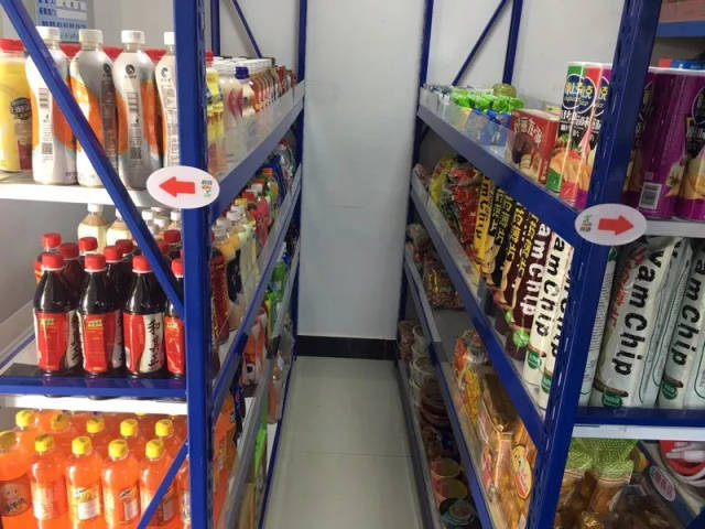 经过改变布局,仓库虽小,但整齐美观,且方便先进先出,便于管理. 前