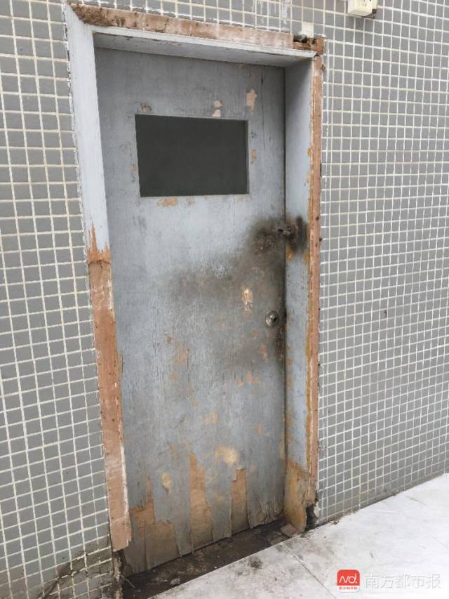 金洲地铁口临时公厕废弃两年,为何还不拆?