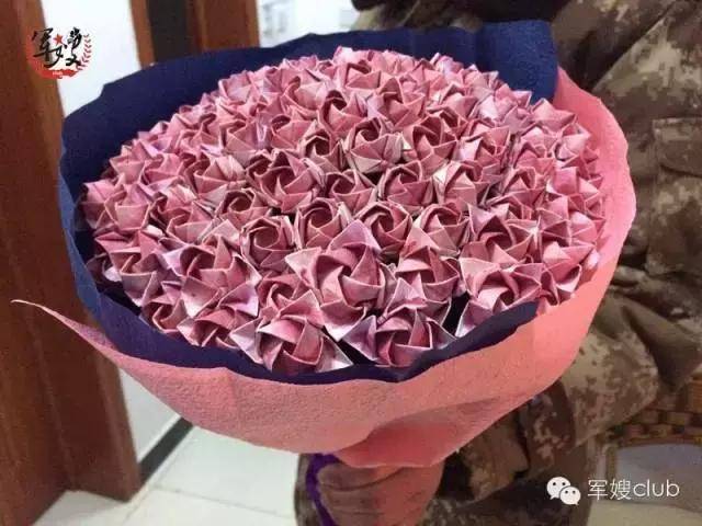 这是另一份军人送给妻子的礼物,也是一束花,一束永远不会凋零的"玫瑰