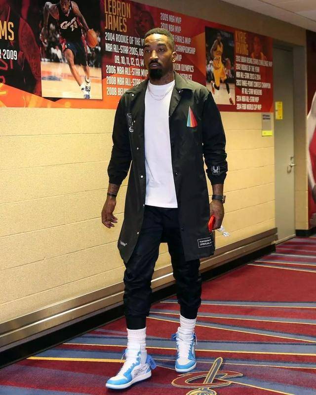 明星上脚|如何玩转了刚刚发售的OW x AJ1 UN