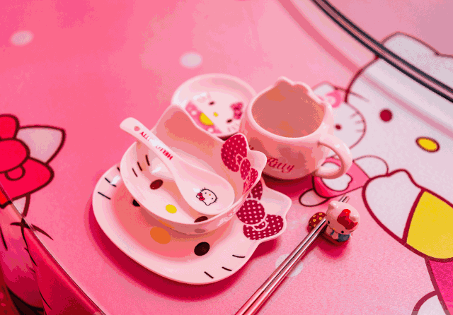 这个少女心爆棚的hello kitty主题包厢,从粉色的墙壁,到粉色的凳子