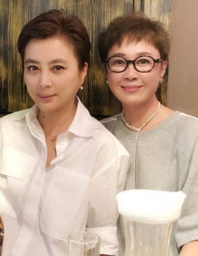55岁李玲玉和54岁傅艺伟同框合影 二人同为一代玉女多年闺蜜