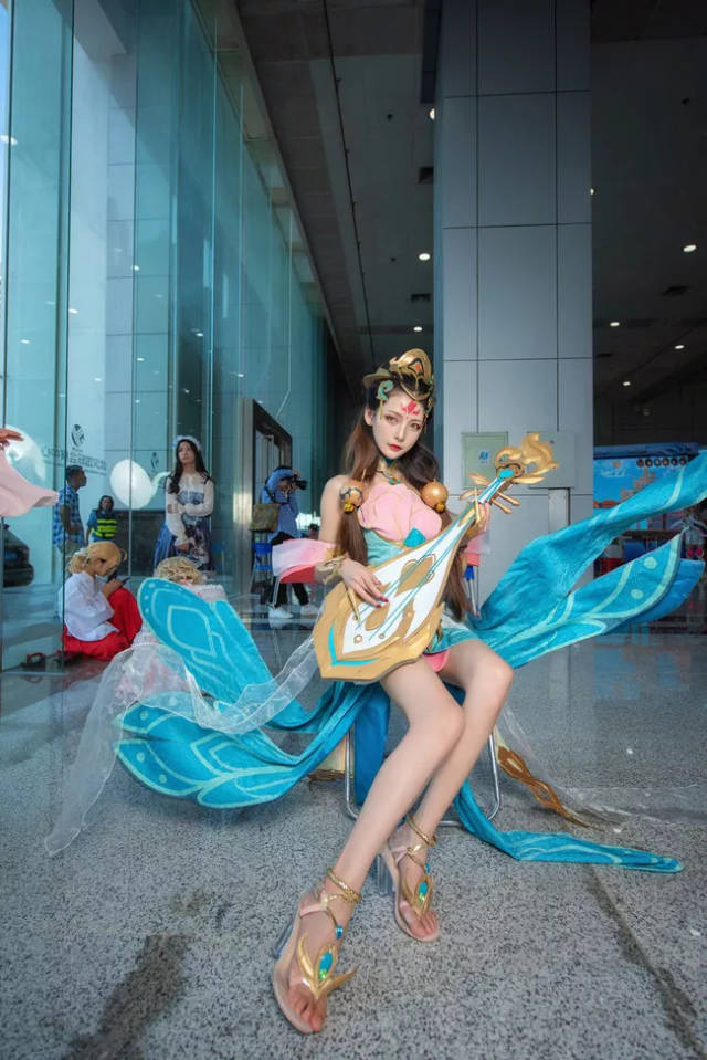 王者荣耀杨玉环cos,汉服精致姿态优雅长腿最美