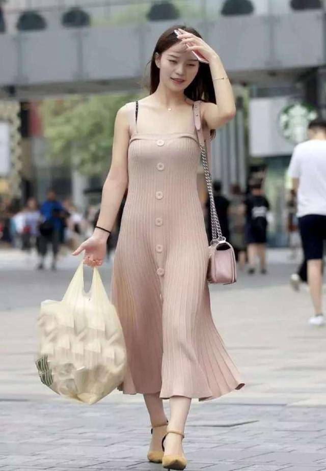 街拍:高挑迷人的吊带裙美女,展现完美的身材轮廓!