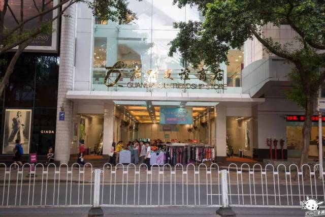 即使现在越来越多的商场冲击着它的地位,但友谊商店依然是淘金周边