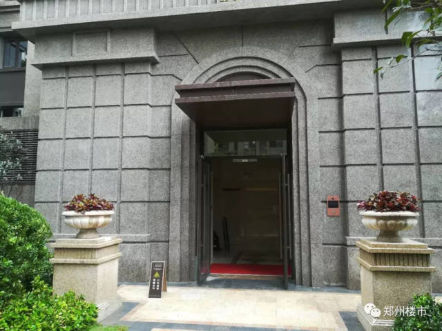 楼栋单元门 建筑外立面采用局部石材加真石漆.