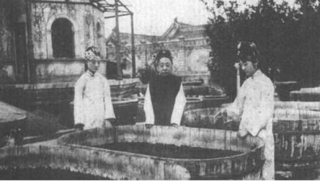 (瑾妃在延禧宫看鱼)