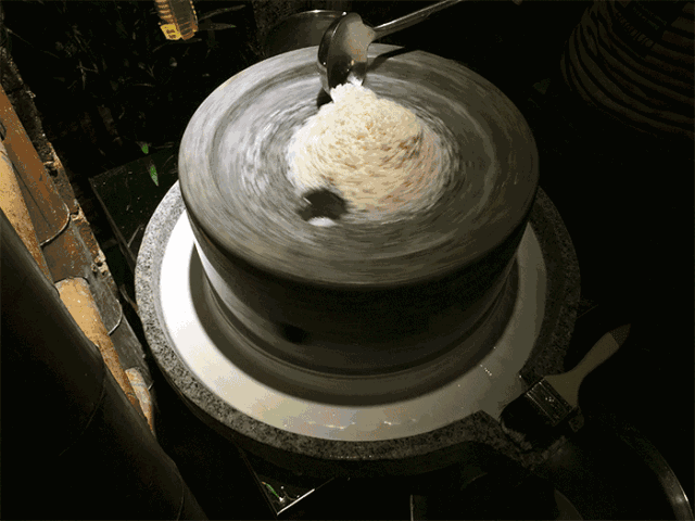 广昌米粉制作时先将大米浸泡四小时以上,放入大青石石磨里,磨成米浆.