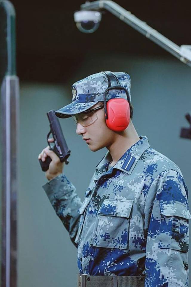 黄子韬帅气射击被赞专业 直抒军人情怀