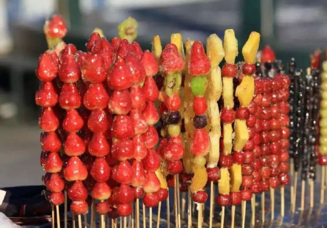 还有其他多种多样的水果也可以让冰糖葫芦种类丰富五彩缤纷,但制作