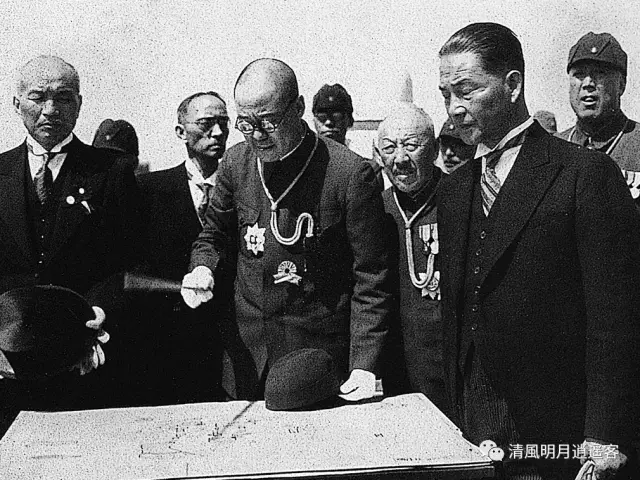 1942年5月,吉林长春,汪精卫向伪满州国执政爱新觉罗·溥仪(中)敬礼