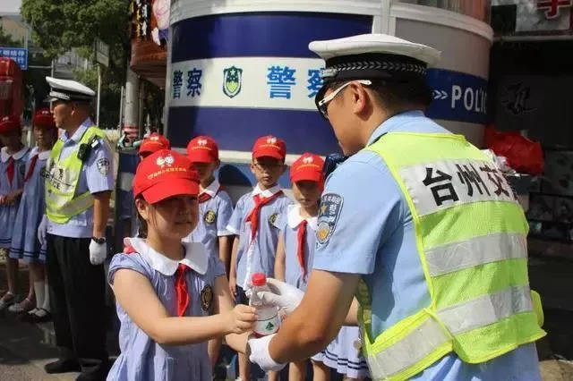 向执勤的交警致敬,给执勤的交警送水