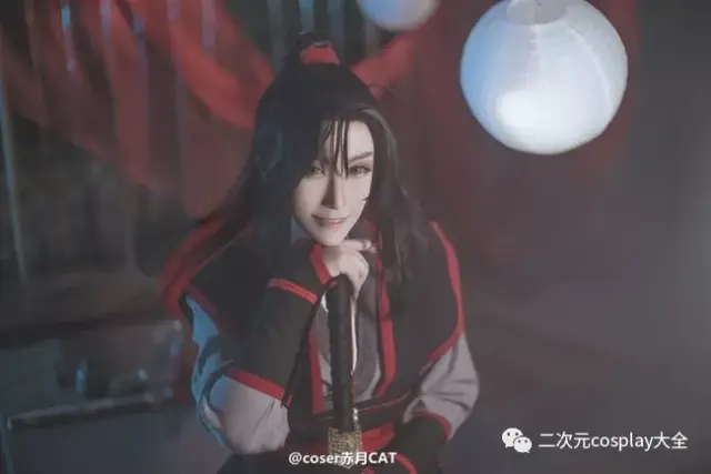 coser赤月cat给我们带来了《魔道祖师》魏无羡cos,俊朗洒脱,笑容可爱