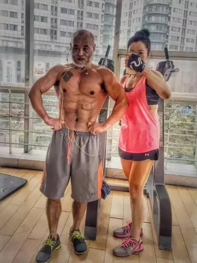 成都老版彭于晏,有肌肉有纹身,朋友圈已刷爆!