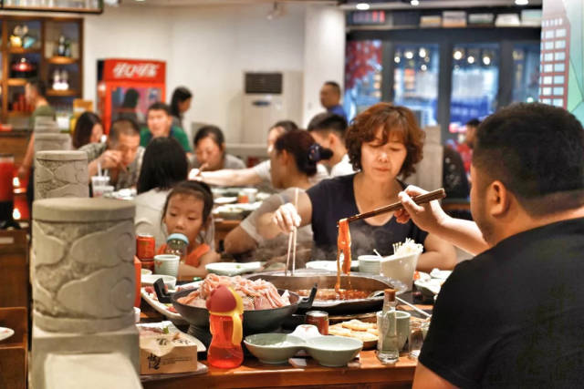 重庆又现"网红"火锅店!吃火锅除了5.8折,还可以抓娃娃