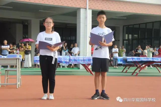 活动由孙睿欣,冯奕锟同学主持.升旗仪式后,学执行校长范洪波致辞.