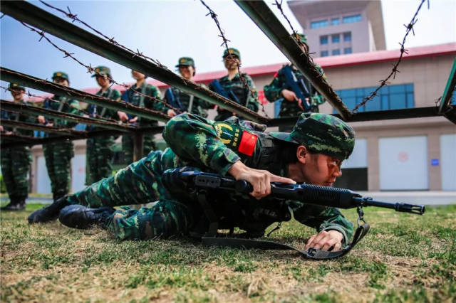 搏击台上,特战女兵全副武装,相互竞技,前进,出拳,左摆拳……一系列