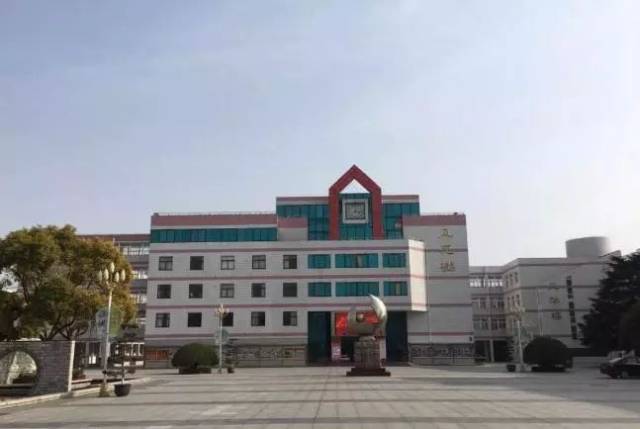 省科技学校, 并成为我省重点中学之一 2005年改为江苏省栟茶高级中学