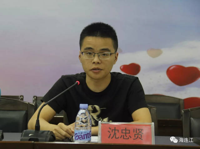 黄绍俊在仪式上向捐赠企业表示敬意与感谢,                    士怀