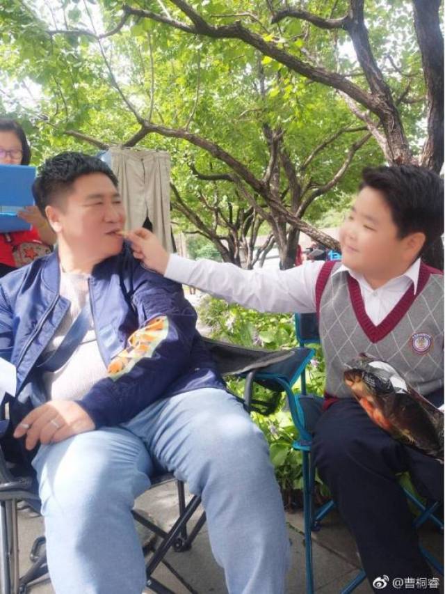 没有小时的可爱,像童年刘大脑袋!
