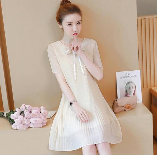 瞧下面女人穿大码装,遮肉效果好,时髦