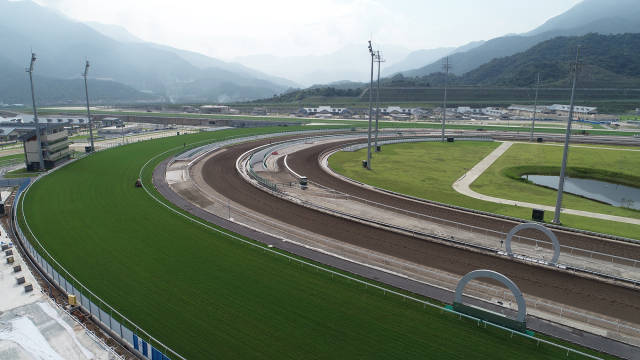 从化马匹训练中心将设有四条跑道,包括一条草地跑道 (2000米),两条