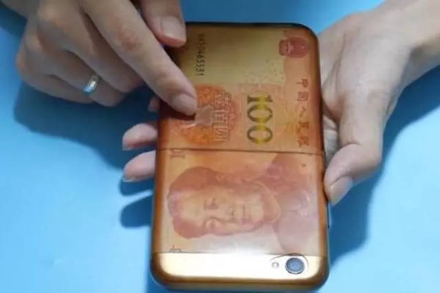 手机壳后面放钱你还在做吗看完赶快拿出来