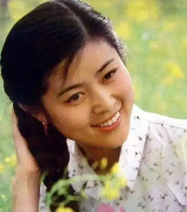 回看20岁的倪萍,那种清纯秀美,淡雅娟丽,让网友们大呼果然年轻一枝花