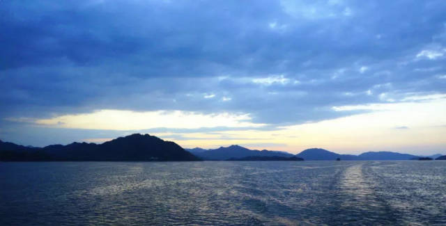 千岛湖水在中国大江大湖中位居优质水之首"天下第一秀水"名不虚传.
