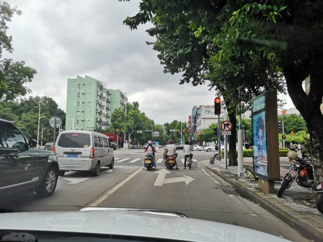 莲塘北路·莲塘东路路口东往北方向