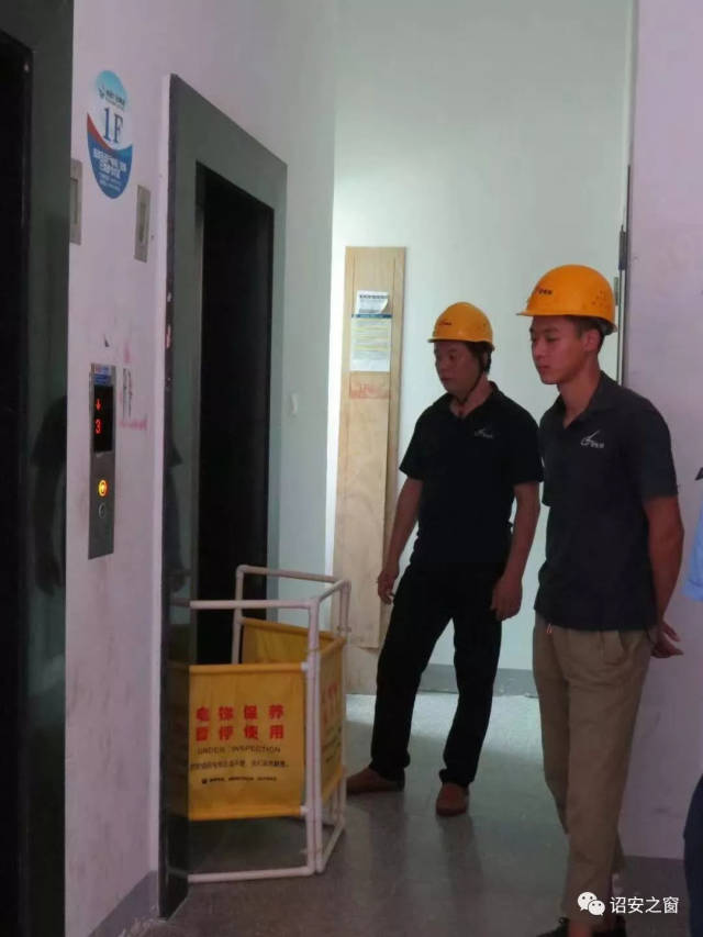 关注电梯困人~救援篇 通过模拟电梯"困人"后,物业的电梯安全管理员