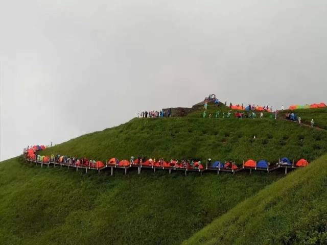 武功山金顶经过几年的完善,现在山上住宿条件和搭帐篷的营地都大大