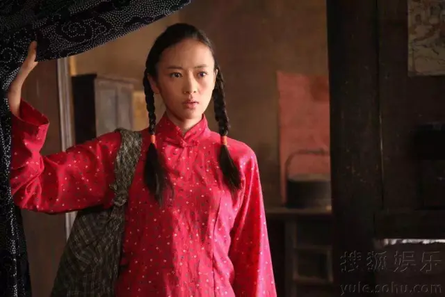 还凭借年代抗战剧《民兵葛二蛋》荣获中国电视剧年度明星盛典"新锐女