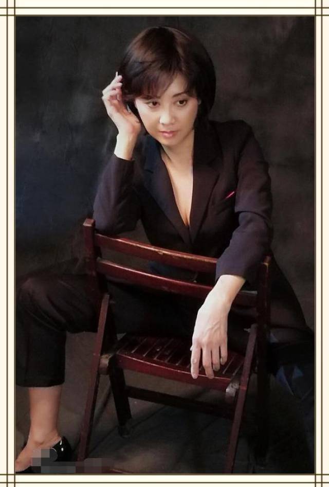 黑色西装被朱琳穿出了霸道总裁范,深v的设计完美的露出诱惑来,冷艳的