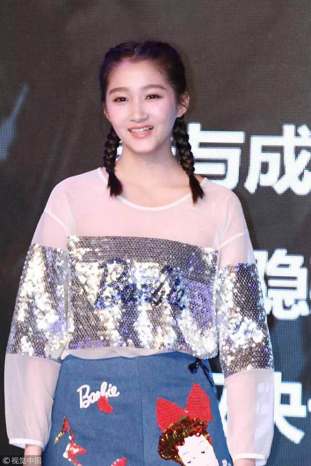 毛晓彤 还可以像关晓彤这样将羊角辨梳在两侧,活力美少女一秒上线.