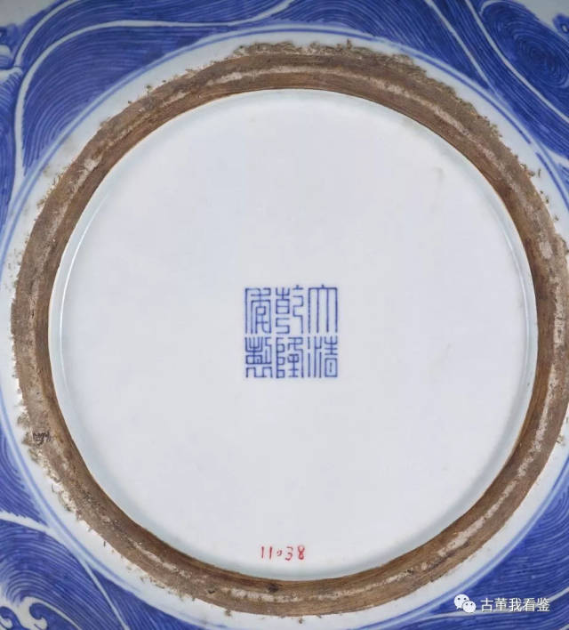 乾隆粉彩的官窑器大多书"大清乾隆年制"六字篆书款,少数书"乾隆年制"