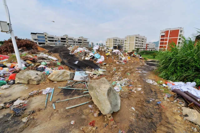 "垃圾场"内除了生活垃圾,还有建筑垃圾和工业废渣.