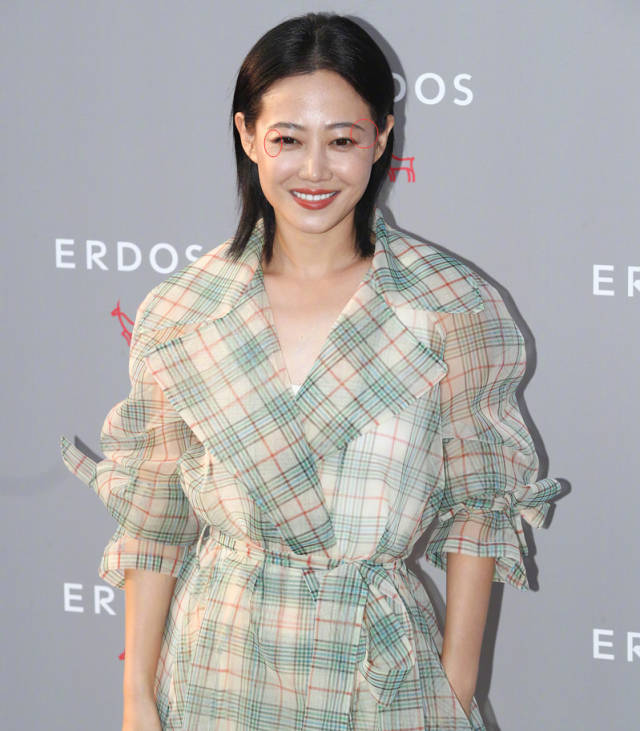 无ps的女星活动照:张雪迎粗短腿,谭卓鱼尾纹,而她360度无死角