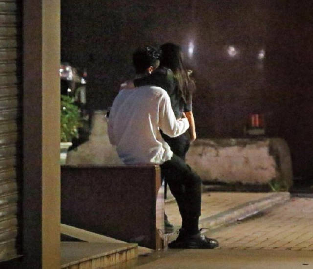 miko更是直接坐上男友大腿,谢富丞则将脸埋在女友颈窝,两人缠绵悱恻.