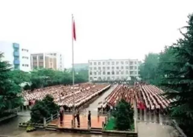 西安土豪学校贵族排行榜,最高8660/月!红学生网高中 西安土豪学校贵族排行榜,最高8660/月!红学生网高中