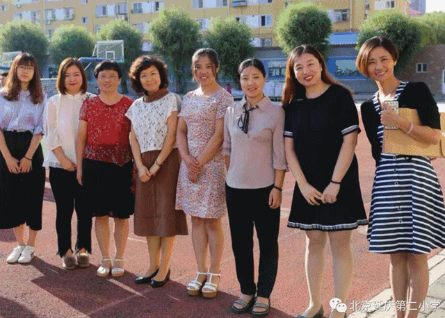 咱们学校的老师们为了迎接同学们回来可是马不停蹄地装点校园,布置