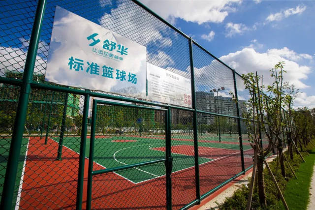 四个气排球场,素材笼式足球场,一个门球场,一个地掷球场和一个儿童海上热气球两个图片