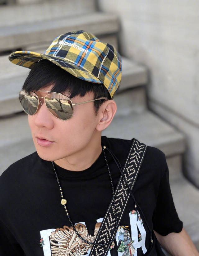 林俊杰张杰同坐,采访资深音乐人时双双逃走,网友:张杰