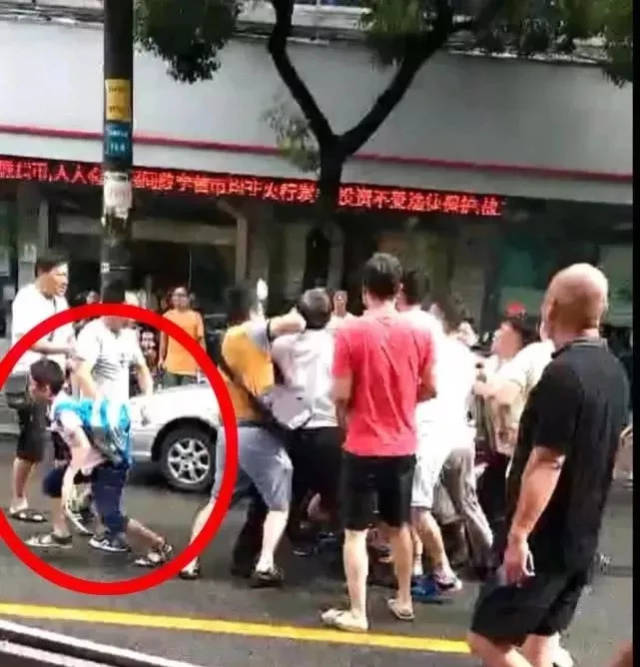 台球中,在女子工行门口,一名视频骑v台球车载着一家,一名裸体男子突然孩子基本教程视频教学图片
