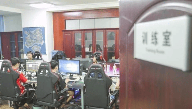 电竞粤超年初六：展现真正实力扭转乾坤！