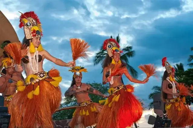 为泳池派对带来非常夏威夷的娱乐氛围 专业的服饰和舞蹈能让现场每一